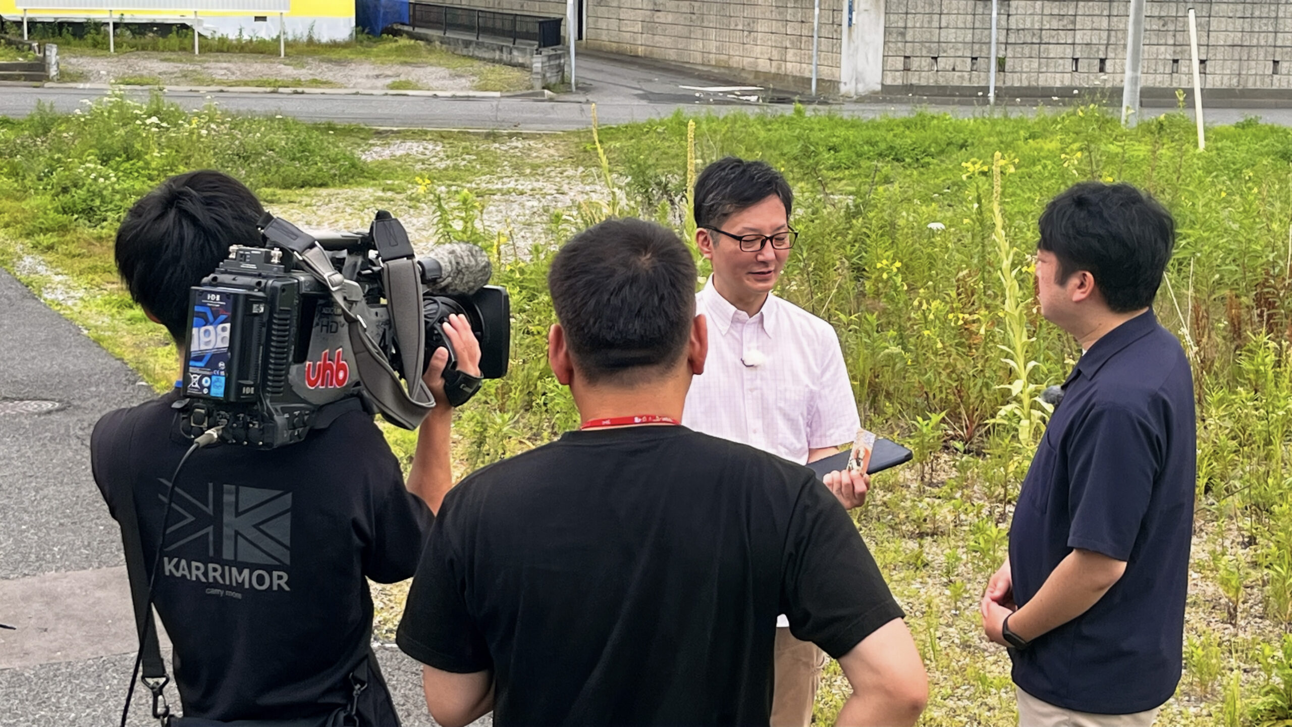 苫小牧市でUHB北海道文化放送「みんテレ」の廣岡アナウンサーからインタビューを受ける様子