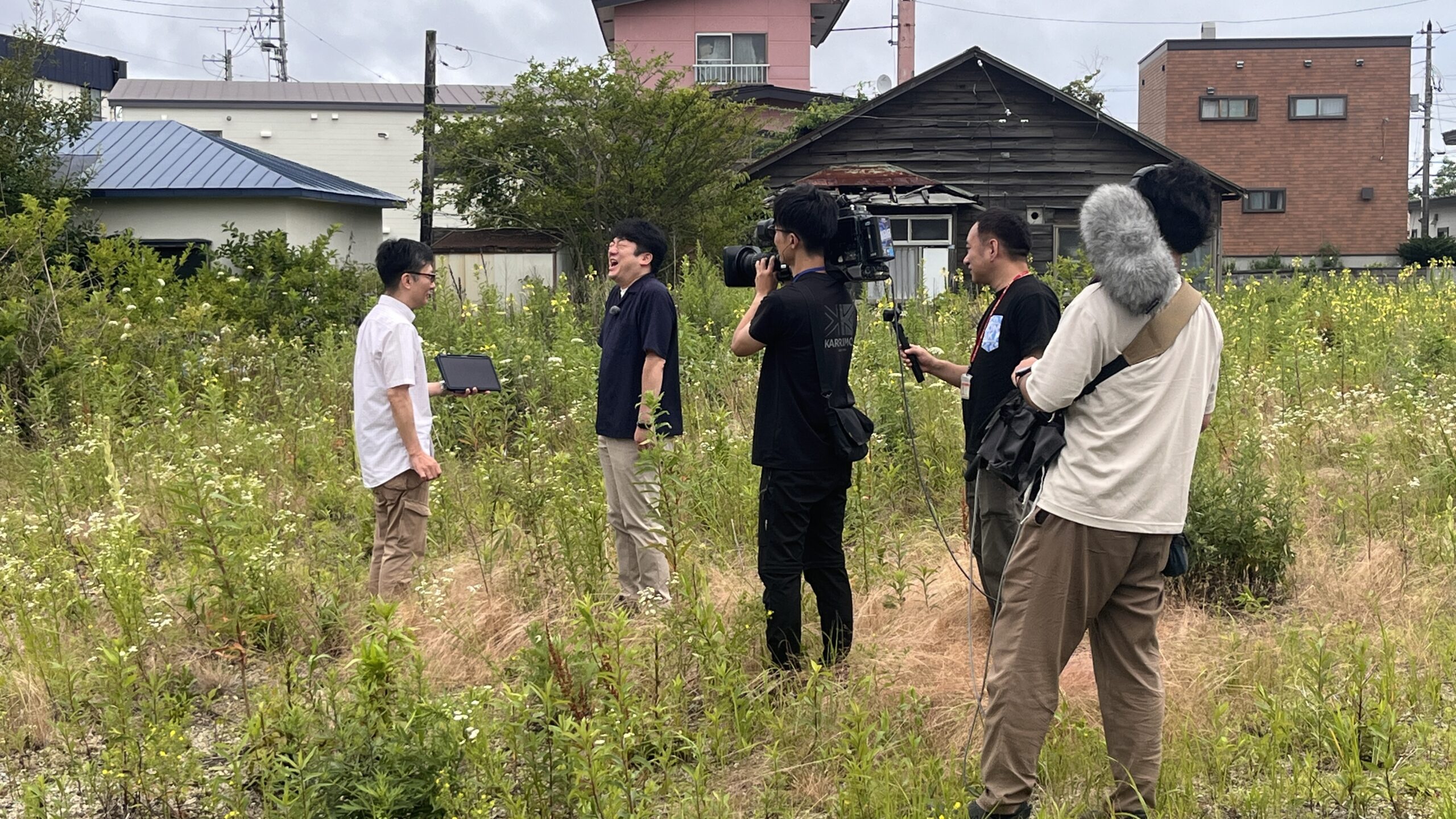 UHB北海道文化放送「みんテレ」の取材中に笑顔で会話する様子