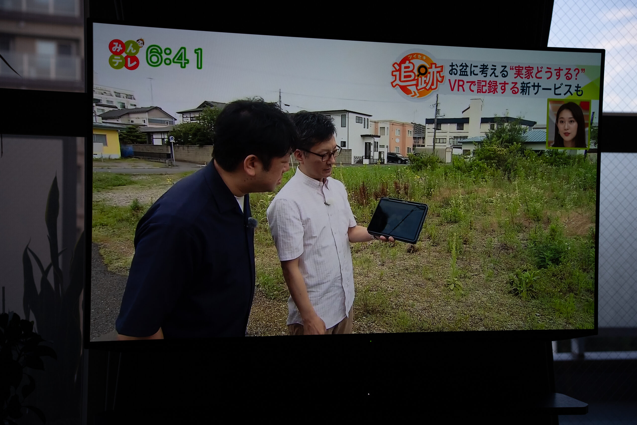 タブレットを使ってハウストーリーの360度VRを説明する様子